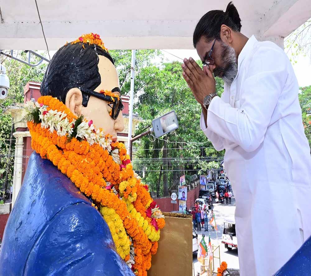 बाबा साहेब की प्रतिमा पर सीएम हेमंत सोरेन ने किया माल्यार्पण बाबा साहेब की प्रतिमा पर सीएम हेमंत सोरेन ने किया माल्यार्पण