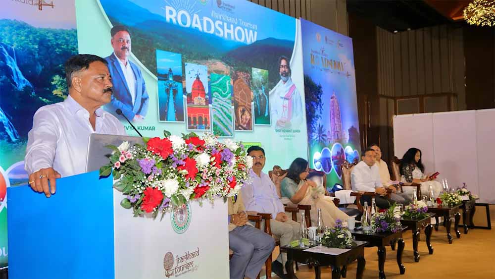 कोलकाता में आयोजित दो दिवसीय टूरिज्म रोड शो में  शामिल हुए मंत्री सुदिव्य कुमार