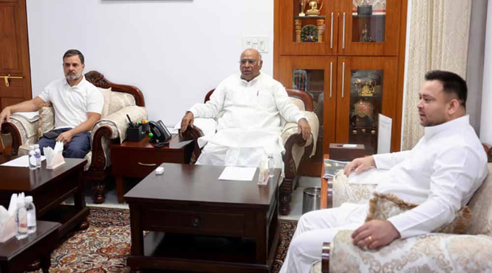 राजद-कांग्रेस की बैठक, तेजस्वी से राहुल गांधी और मल्लिकार्जुन खरगे की कई मुद्दों पर हो रही बातचीत राजद-कांग्रेस की बैठक, तेजस्वी से राहुल गांधी और मल्लिकार्जुन खरगे की कई मुद्दों पर हो रही बातचीत