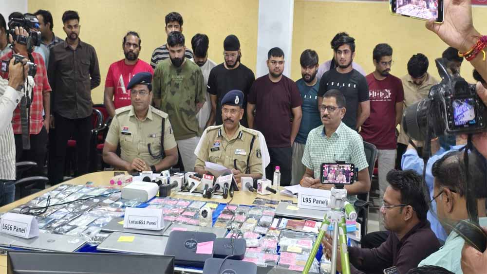 रायपुर पुलिस को बड़ी सफलता, छापेमारी कर महादेव सट्टा एप से जुड़े 14 अंतर्राज्यीय सटोरियों को किया गिरफ्तार रायपुर पुलिस को बड़ी सफलता, छापेमारी कर महादेव सट्टा एप से जुड़े 14 अंतर्राज्यीय सटोरियों को किया गिरफ्तार