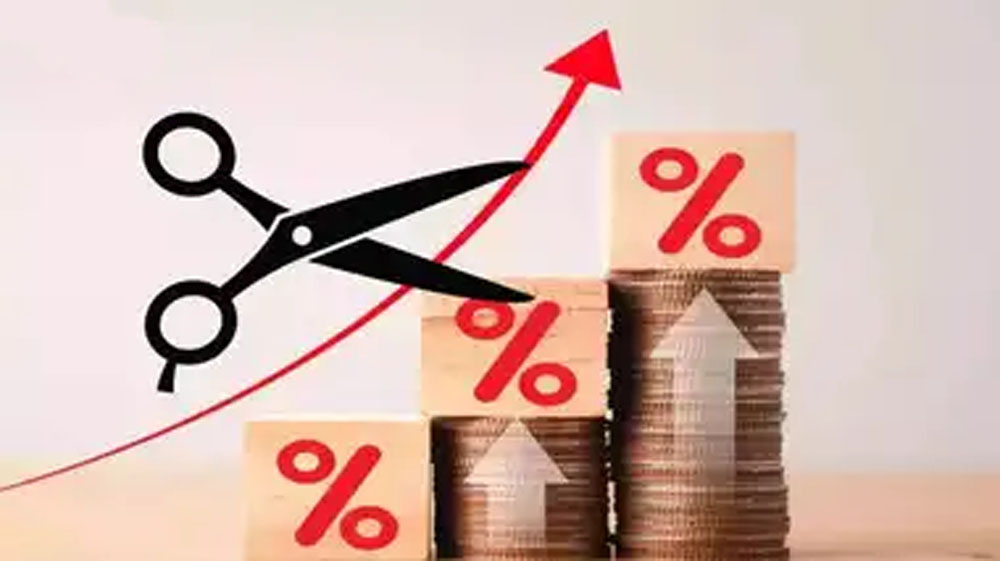 बैंकों ने ग्राहकों को दिया जोरदार झटका,  बचत खातों पर घटाई ब्याज दरें