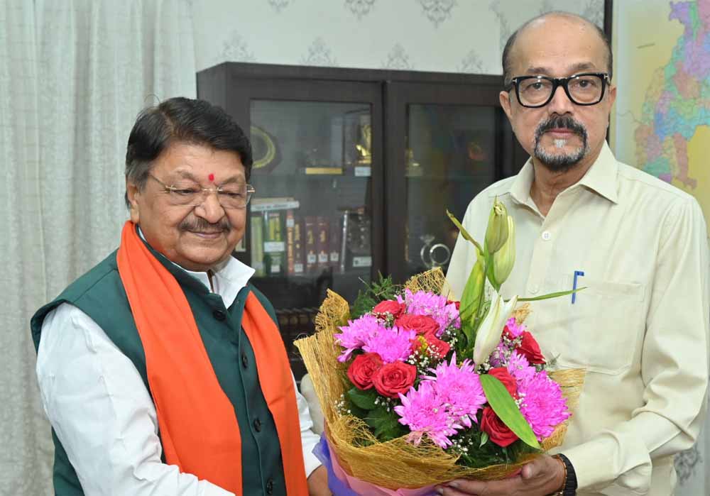 राज्यपाल डेका से मध्य प्रदेश के केबिनेट मंत्री विजयवर्गीय ने की भेंट राज्यपाल डेका से मध्य प्रदेश के केबिनेट मंत्री विजयवर्गीय ने की भेंट