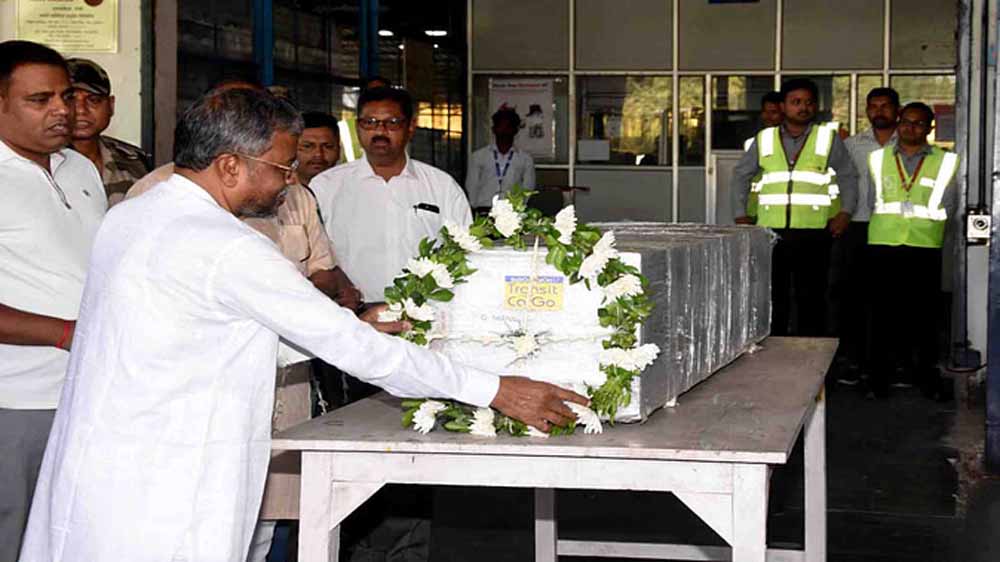 IB अफसर का पार्थिव शरीर पहुंचा रांची, बाबूलाल मरांडी ने दी श्रद्धांजलि IB अफसर का पार्थिव शरीर पहुंचा रांची, बाबूलाल मरांडी ने दी श्रद्धांजलि