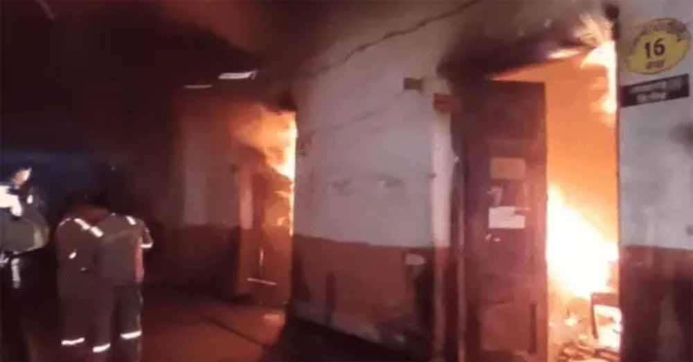 प्रयागराज में शिक्षा निदेशालय में लगी भीषण आग