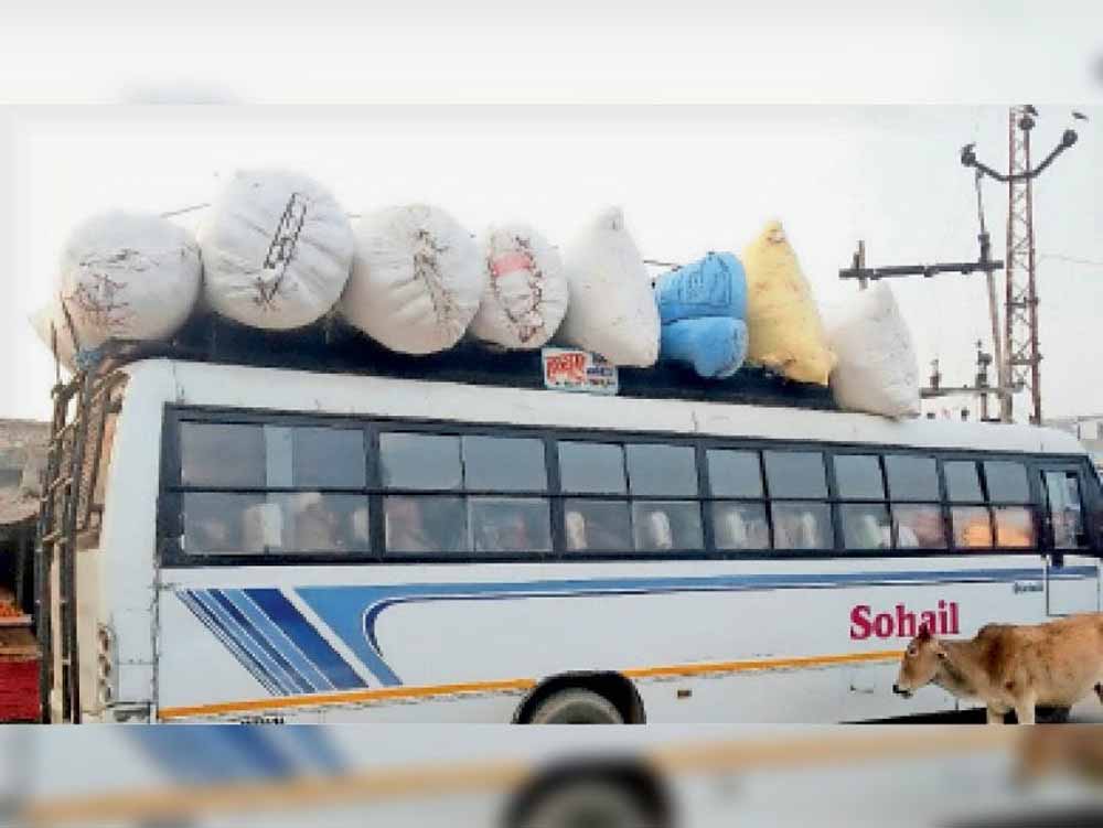 400 स्लीपर बसों में रोज क्षमता से ज्यादा ढोया जा रहा वजन, सफर करने वालों की जान को खतरा 400 स्लीपर बसों में रोज क्षमता से ज्यादा ढोया जा रहा वजन, सफर करने वालों की जान को खतरा