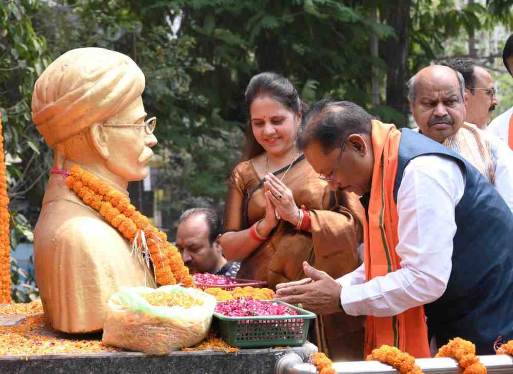 मुख्यमंत्री विष्णु देव साय ने स्वतंत्रता संग्राम सेनानी मधुसूदन दास की प्रतिमा पर किया माल्यार्पण