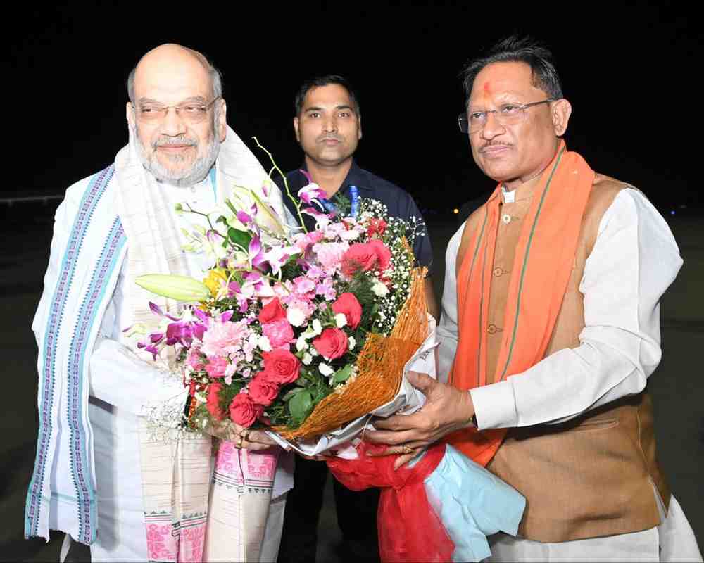 केंद्रीय गृह मंत्री अमित शाह का मुख्यमंत्री विष्णुदेव साय ने स्वामी विवेकानंद विमानतल पर किया आत्मीय स्वागत