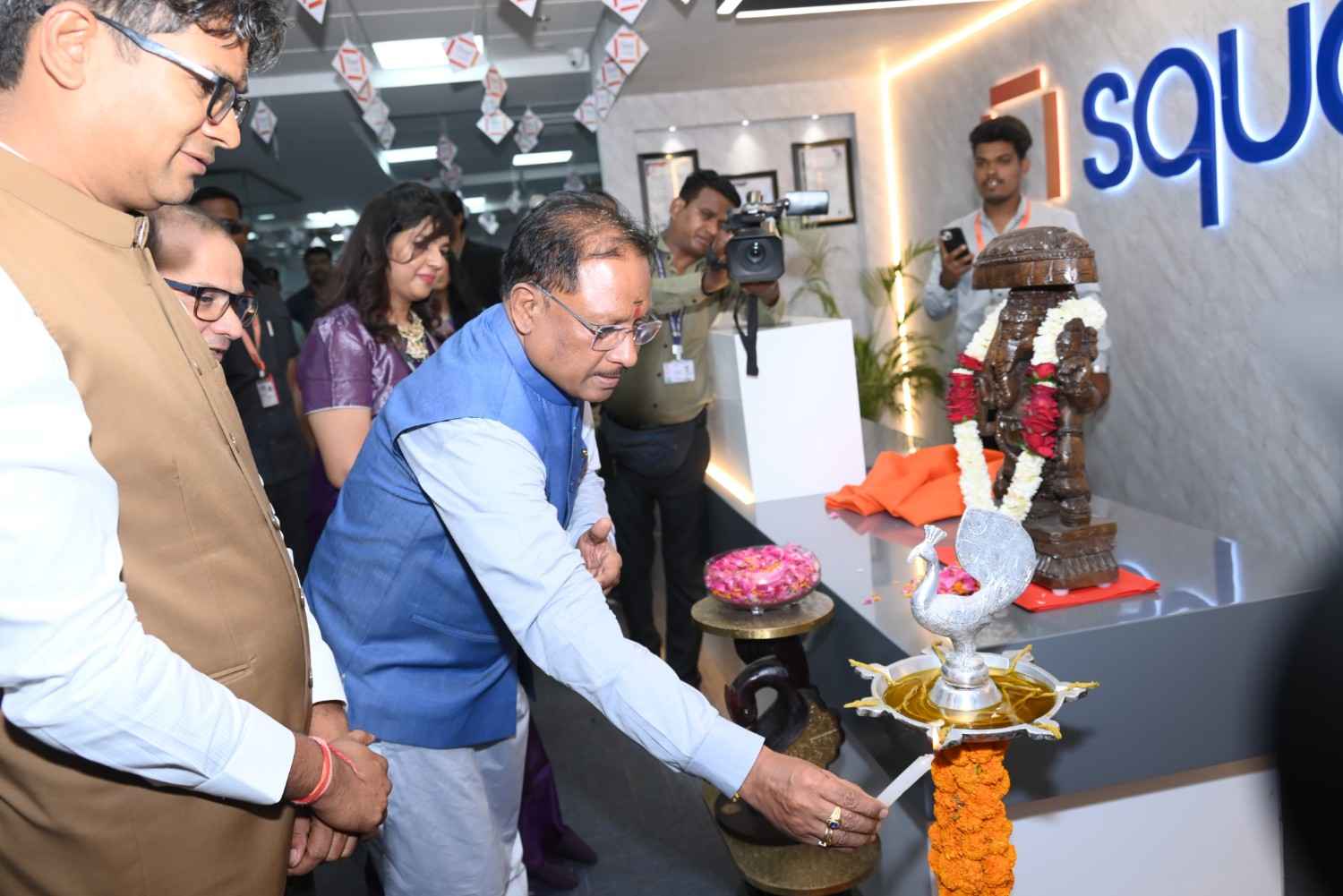 मुख्यमंत्री विष्णु देव साय ने स्क्वायर बिजनेस सर्विसेज को किया ऑफिस स्पेस आबंटित:नवा रायपुर को देश का अगला आईटी हब बनाने की दिशा में बड़ा कदम मुख्यमंत्री विष्णु देव साय ने स्क्वायर बिजनेस सर्विसेज को किया ऑफिस स्पेस आबंटित:नवा रायपुर को देश का अगला आईटी हब बनाने की दिशा में बड़ा कदम