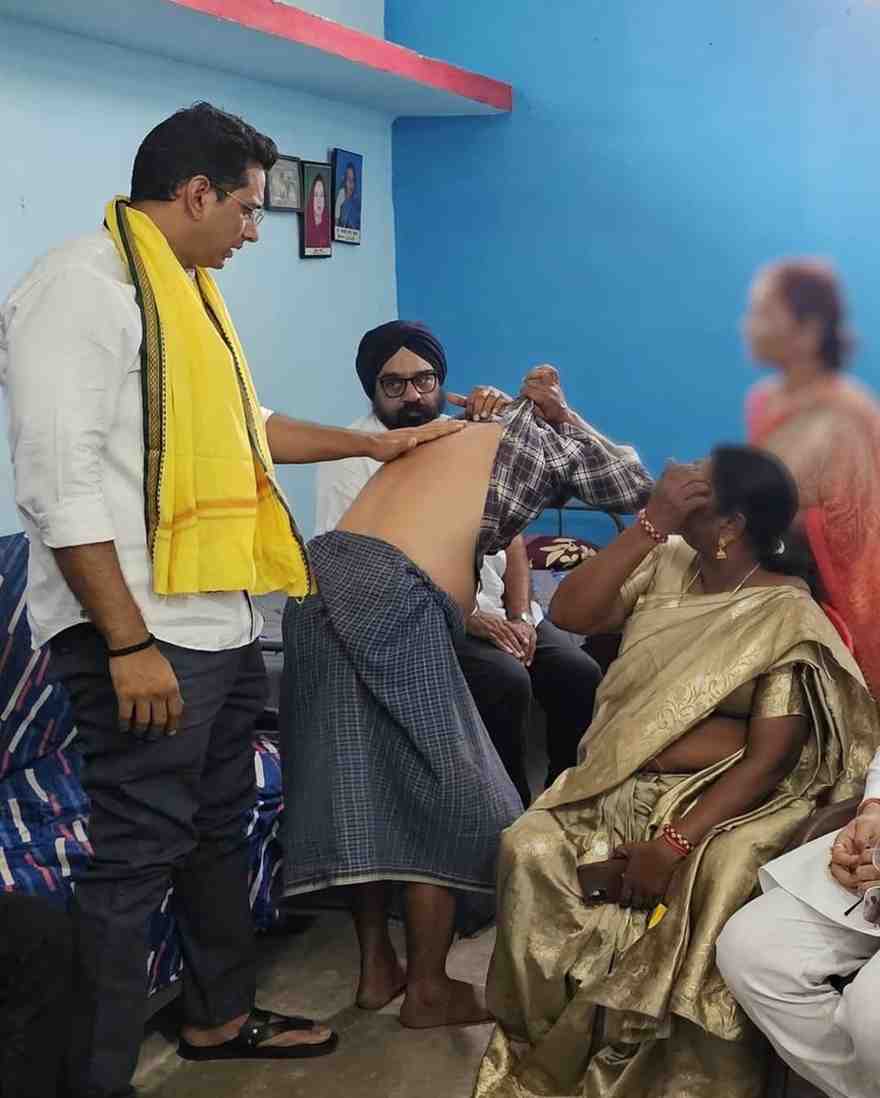 पीड़ित परिजनों से मिले विधायक देवेंद्र यादव, परिवार ने सीबीआई जांच की मांग की पीड़ित परिजनों से मिले विधायक देवेंद्र यादव, परिवार ने सीबीआई जांच की मांग की