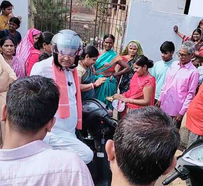 वैशाली नगर विधायक स्कूटी से पहले दिन पहुंचे खम्हरिया वार्ड, हर गली और मोहल्ले में लोगों से मिले, समस्याओं का तत्काल हल भी निकाला