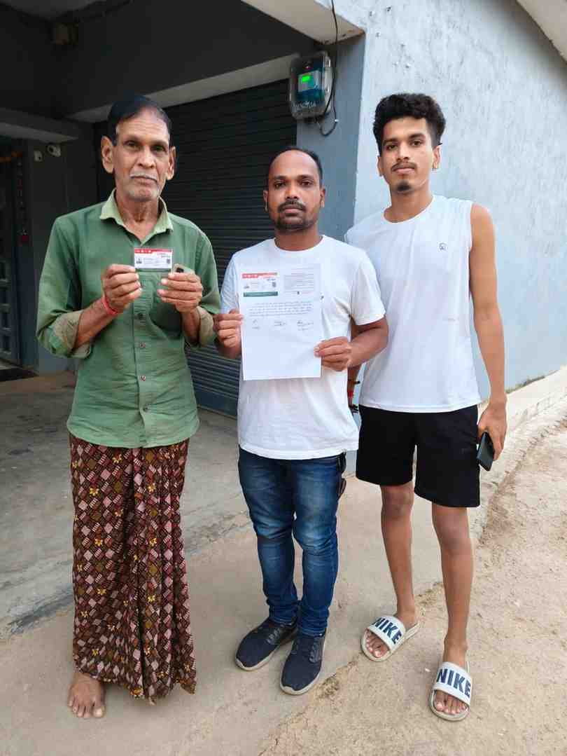 सुशासन तिहार 2025-महज 24 घंटे के भीतर मनोहर सिंह पटेल को हाथ में मिला आयुष्मान कार्ड