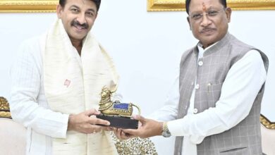 मुख्यमंत्री विष्णु देव साय से सांसद मनोज तिवारी ने की सौजन्य भेंट