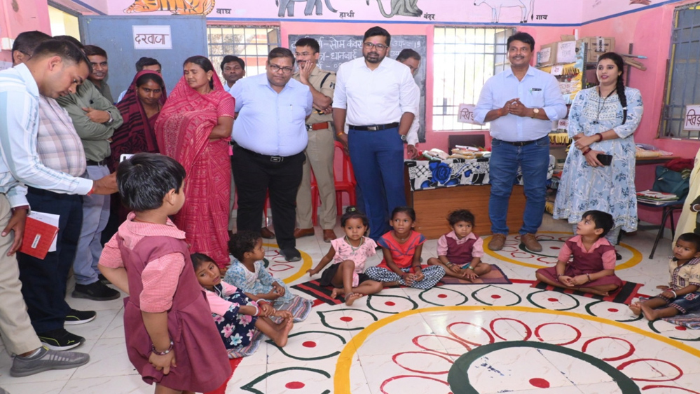 गरियाबंद जिले के प्रभारी सचिव हिमशिखर गुप्ता पहुंचे ग्राम पाण्डुका, पोंड और श्यामनगर