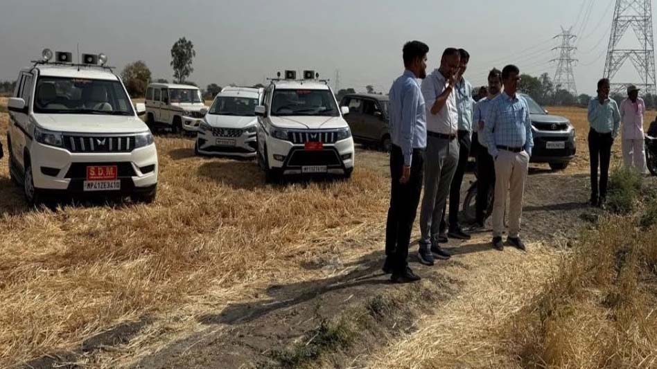 इंदौर पश्चिमी रिंग रोड के लिए 12 गांवों की जमीन का सर्वे मुआवजे को लेकर सहमति बनने के बाद शुरू इंदौर पश्चिमी रिंग रोड के लिए 12 गांवों की जमीन का सर्वे मुआवजे को लेकर सहमति बनने के बाद शुरू