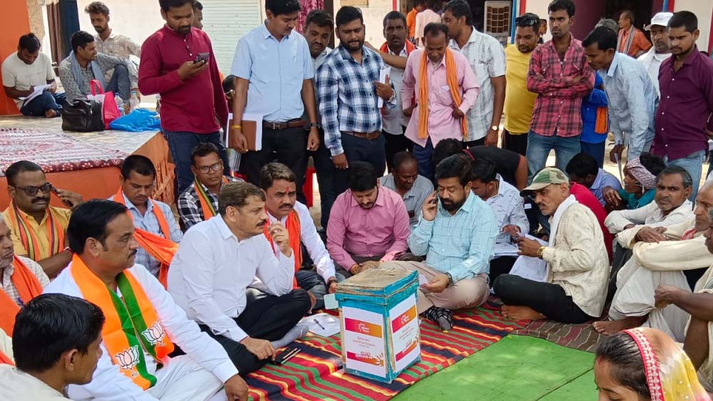 सुशासन तिहार 2025 : प्रथम चरण के अंतिम दिन कलेक्टर वर्मा और जिला पंचायत अध्यक्ष साहू खैरबनाकला पहुंचकर स्वयं ग्रामवासियों से आवेदन लिए सुशासन तिहार 2025 : प्रथम चरण के अंतिम दिन कलेक्टर वर्मा और जिला पंचायत अध्यक्ष साहू खैरबनाकला पहुंचकर स्वयं ग्रामवासियों से आवेदन लिए