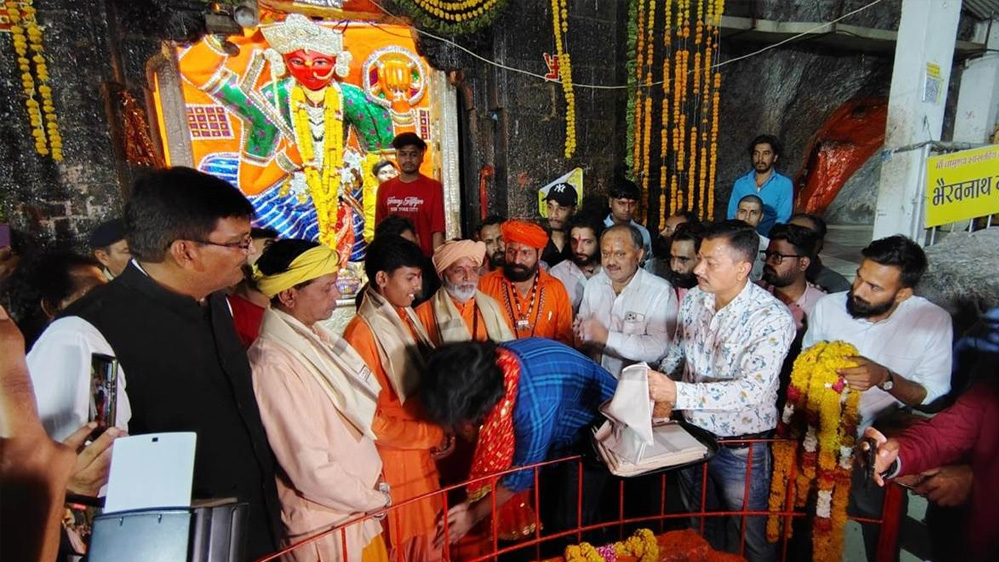 देवास : विधायक पुत्र ने माता टेकरी पहुंचकर पुजारी के पैर छुकर मांगी माफी