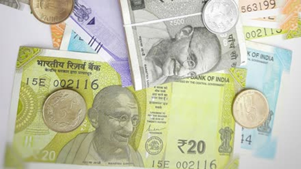 बाजार में छोटे नोटों और सिक्कों की किल्लत बढ़ी, बैंकों से भी छोटे नोट नहीं मिल रहे बाजार में छोटे नोटों और सिक्कों की किल्लत बढ़ी, बैंकों से भी छोटे नोट नहीं मिल रहे