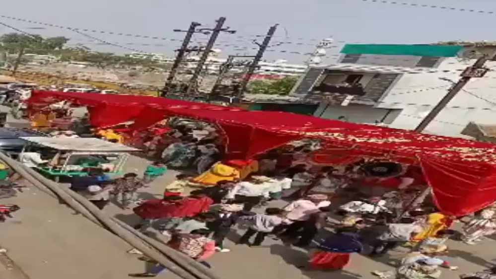 इंदौर में धूप से बचाने के लिए चलते-फिरते टेंट के साथ निकली बारात