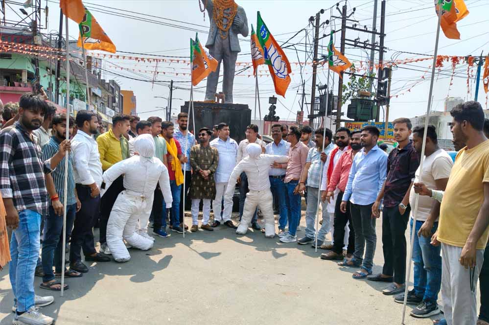 भाजपा युवा मोर्चा ने आज अंबेडकर चौराहा पर सोनिया गांधी और राहुल गांधी का पुतला दहन किया गया भाजपा युवा मोर्चा ने आज अंबेडकर चौराहा पर सोनिया गांधी और राहुल गांधी का पुतला दहन किया गया