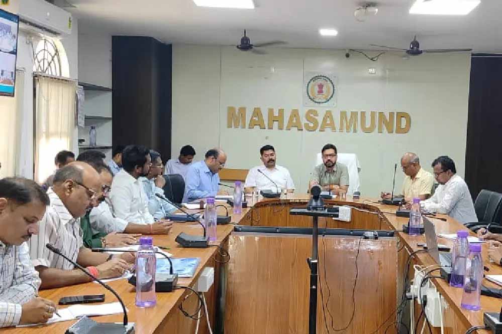 महासमुंद : कलेक्टर ने ली सुशासन तिहार में प्राप्त आवेदनों के निराकरण हेतु समीक्षा बैठक