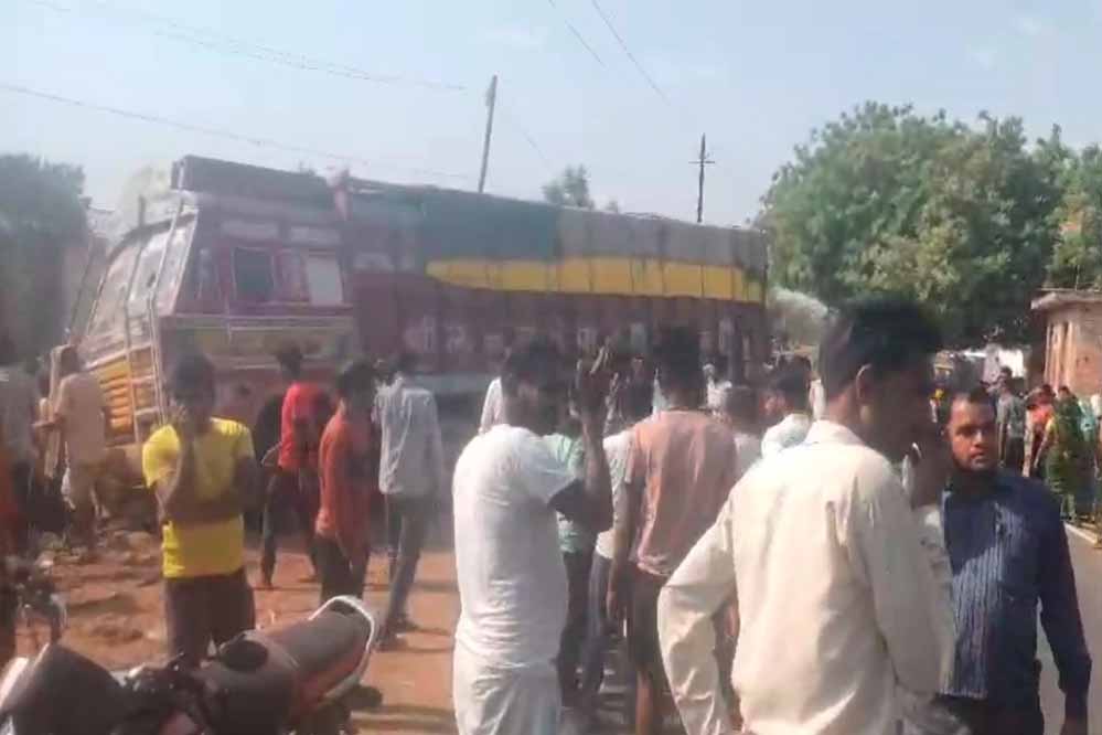 छतरपुर में झांसी-खजुराहो नेशनल हाईवे पर सुबह ट्रक की टक्कर से बाइक सवार तीन की मौत