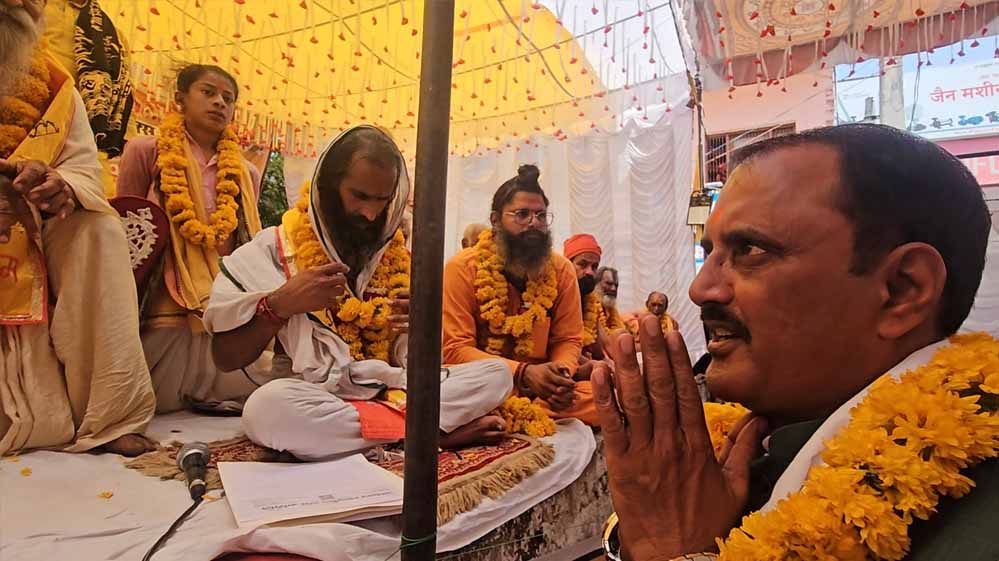 भिंड में अनशन पर बैठे साधु-संतों से मिले मंत्री शुक्ला, सिर झुका आंदोलन समाप्त करने की कही बात भिंड में अनशन पर बैठे साधु-संतों से मिले मंत्री शुक्ला, सिर झुका आंदोलन समाप्त करने की कही बात
