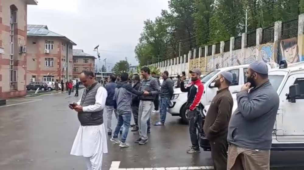 घाटी में कांपी धरती, महसूस किए गए भूकंप के झटके, दफ्तर से बाहर निकल आए लोग घाटी में कांपी धरती, महसूस किए गए भूकंप के झटके, दफ्तर से बाहर निकल आए लोग