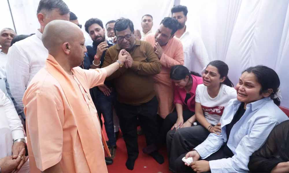 सीएम योगी पहुंचे शुभम द्विवेदी के घर, परिजनों से की मुलाकात सीएम योगी पहुंचे शुभम द्विवेदी के घर, परिजनों से की मुलाकात