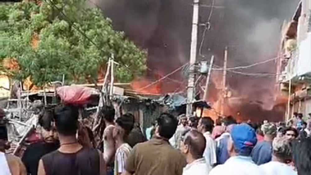 दिल्ली-एनसीआर में गर्मी बढ़ते ही झुग्गियों और आईटी के पास जंगल में लगी आग