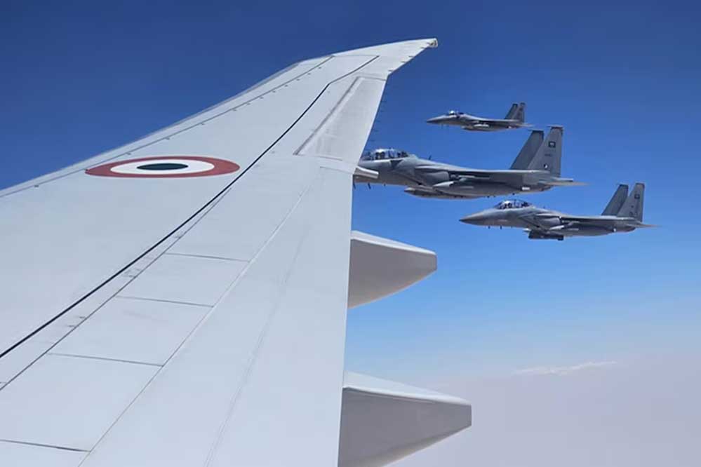 PM मोदी की सुरक्षा में आसमान में सऊदी अरब के सऊदी के F-15 लड़ाकू विमान PM मोदी की सुरक्षा में आसमान में सऊदी अरब के सऊदी के F-15 लड़ाकू विमान