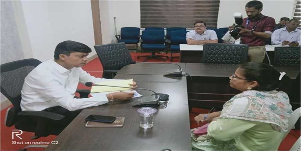 कलेक्टर रोशन कुमार ने जनसुनवाई में आते ही कहा समस्याएं लेकर आने वाले लोगों के लिए चेयर लगाइए