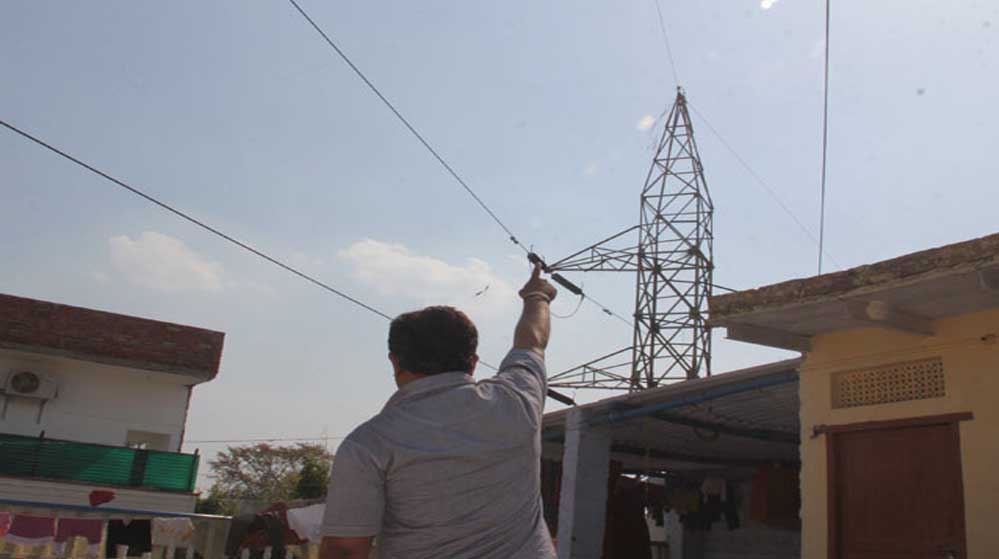 एम.पी. ट्रांसको का एक्स्ट्रा हाईटेंशन लाइन के समीप बने घातक अनाधिकृत निर्माणों को हटाने का अभियान जारी एम.पी. ट्रांसको का एक्स्ट्रा हाईटेंशन लाइन के समीप बने घातक अनाधिकृत निर्माणों को हटाने का अभियान जारी