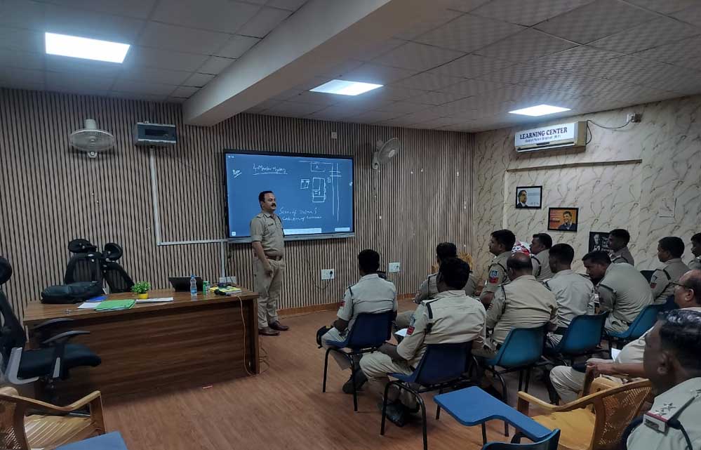 नवीन अपराधिक कानूनों के प्रभावी क्रियान्वयन हेतु पुलिस अधिकारियों को दिया जा रहा प्रशिक्षण नवीन अपराधिक कानूनों के प्रभावी क्रियान्वयन हेतु पुलिस अधिकारियों को दिया जा रहा प्रशिक्षण