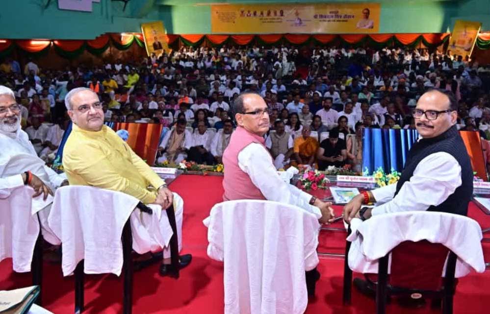 केंद्रीय कृषि मंत्री ने एक राष्ट्र-एक चुनाव पर रखे विचार, उप मुख्यमंत्री ब्रजेश पाठक ने किया स्वागत केंद्रीय कृषि मंत्री ने एक राष्ट्र-एक चुनाव पर रखे विचार, उप मुख्यमंत्री ब्रजेश पाठक ने किया स्वागत