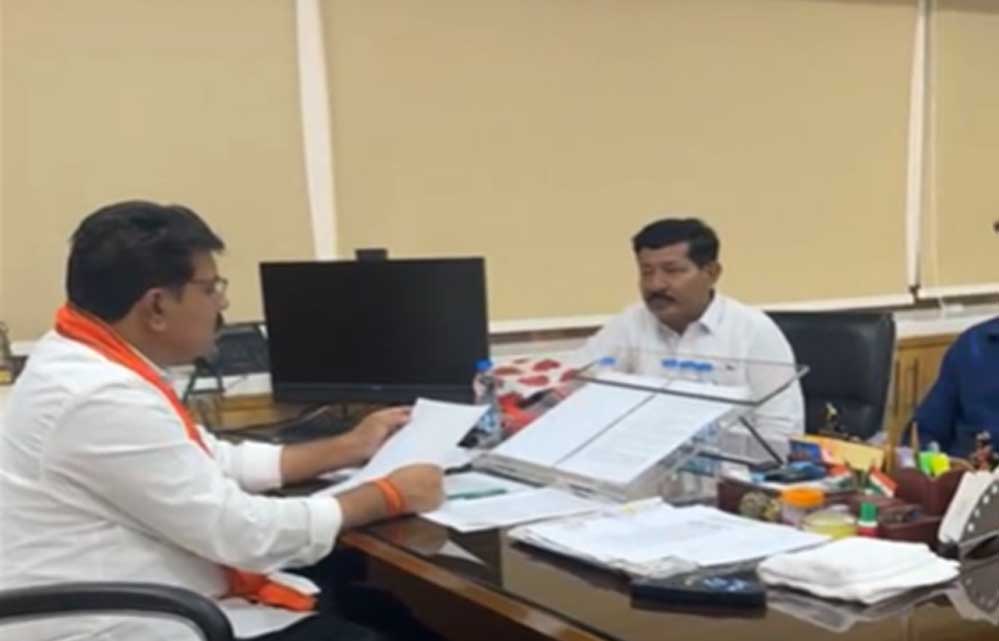 छत्तीसगढ़ रह रहे पाकिस्तानी हिन्दुओं ने गृहमंत्री विजय शर्मा से लगाई गुहार…. वापस न भेजें छत्तीसगढ़ रह रहे पाकिस्तानी हिन्दुओं ने गृहमंत्री विजय शर्मा से लगाई गुहार…. वापस न भेजें