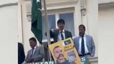 लंदन :पाक डिप्लोमैट की शर्मनाक करतूत , भारतीयों की तरफ किया गला रेतने का इशारा