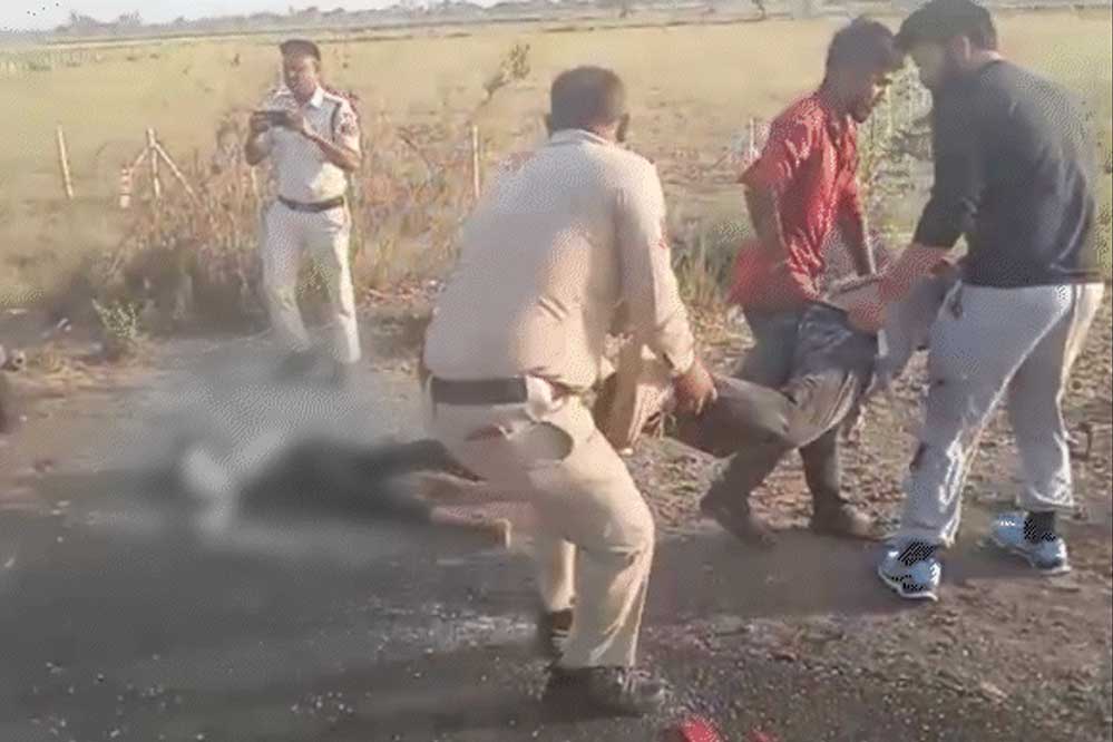 अज्ञात वाहन में स्विफ्ट घुसी, 4 की मौत,कार के परखच्चे उड़े, एक युवक फ्रंट ग्लास में फंसा; एयरबैग खुलने से भी बच नहीं पाए अज्ञात वाहन में स्विफ्ट घुसी, 4 की मौत,कार के परखच्चे उड़े, एक युवक फ्रंट ग्लास में फंसा; एयरबैग खुलने से भी बच नहीं पाए