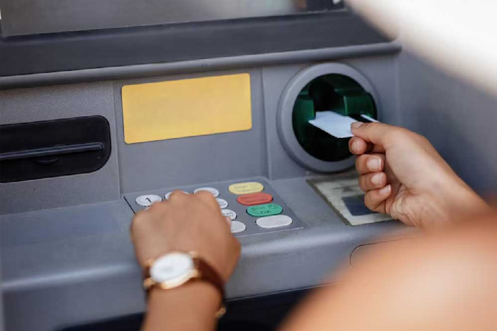 1 मई से ATM के हर ट्रांजैक्शन पर देना होगा इतना चार्ज, पैसे निकालना होगा महंगा 1 मई से ATM के हर ट्रांजैक्शन पर देना होगा इतना चार्ज, पैसे निकालना होगा महंगा