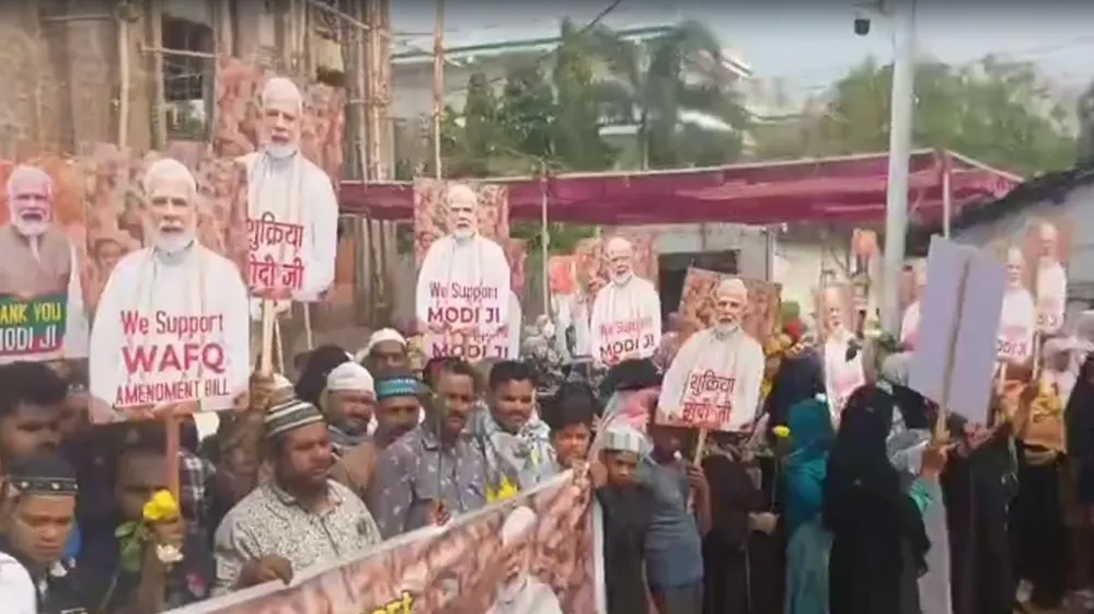 वक्फ बिल के पक्ष में बुर्का पहनकर सड़क पर उतरीं मुस्लिम महिलाएं, ‘शुक्रिया मोदी जी’ के पोस्टर लहराए