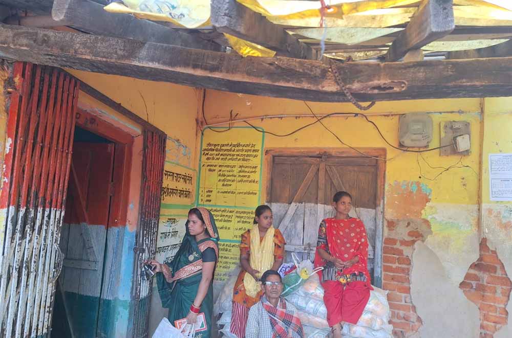 जान जोखिम में डालकर राशन लेने पहुंच रहे ग्रामीण, जर्जर भवन में संचालित है राशन दुकान जान जोखिम में डालकर राशन लेने पहुंच रहे ग्रामीण, जर्जर भवन में संचालित है राशन दुकान