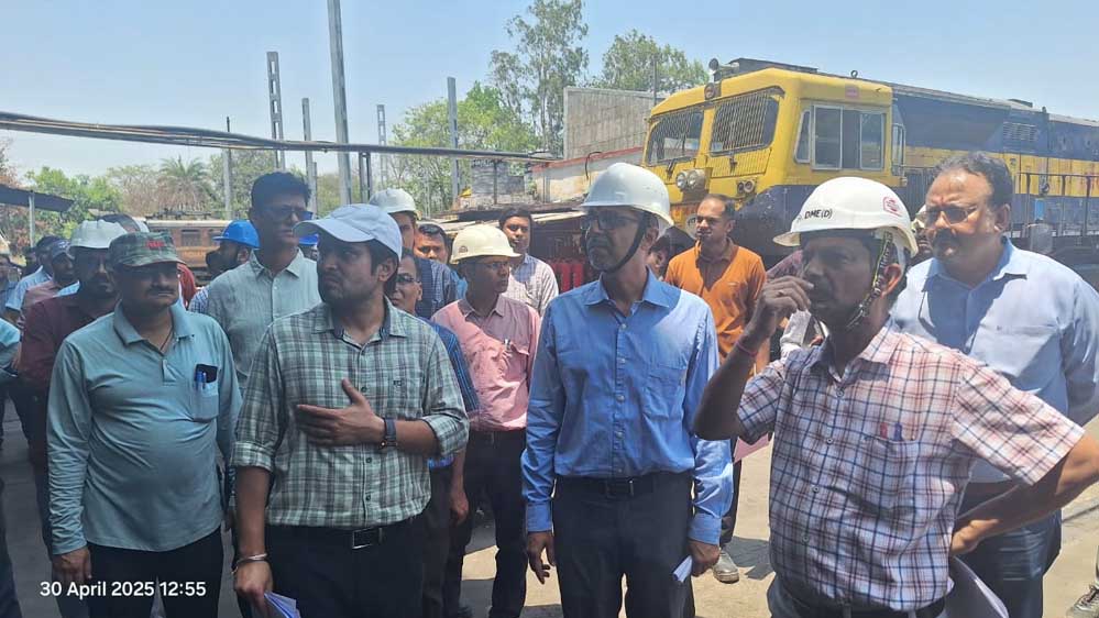 मंडल रेल प्रबंधक द्वारा लोको शेड एवं प्रशिक्षण केंद्र का निरीक्षण
