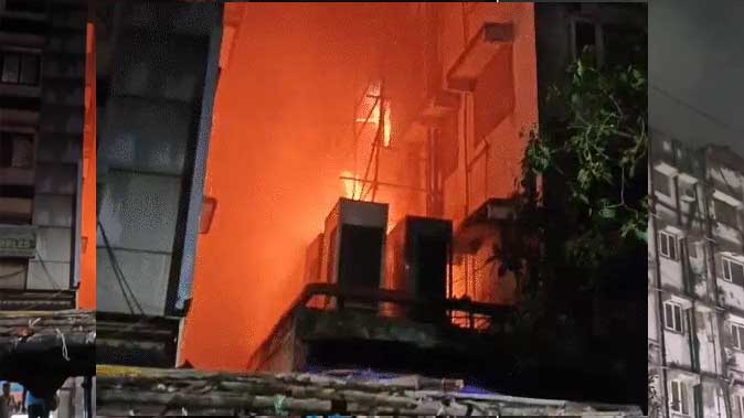 कोलकाता के ऋतुराज होटल में लगी भीषण आग में 14 मौतें, लोगों ने बालकनी से कूदकर बचाई जान कोलकाता के ऋतुराज होटल में लगी भीषण आग में 14 मौतें, लोगों ने बालकनी से कूदकर बचाई जान
