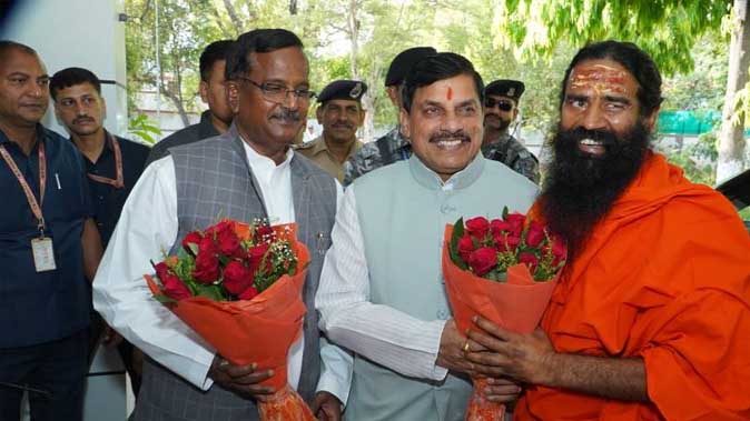सीएम डॉ मोहन ने बाबा रामदेव से की मुलाकात, मुख्यमंत्री ने किया स्वागत, योग गुरु ने सिंहस्थ 2028 के लिए दिया आशीर्वाद सीएम डॉ मोहन ने बाबा रामदेव से की मुलाकात, मुख्यमंत्री ने किया स्वागत, योग गुरु ने सिंहस्थ 2028 के लिए दिया आशीर्वाद