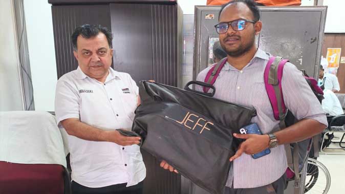 भोपाल स्टेशन पर कुली की ईमानदारी और रेलवे अधिकारी की तत्परता से यात्री को मिला खोया हुआ बैग भोपाल स्टेशन पर कुली की ईमानदारी और रेलवे अधिकारी की तत्परता से यात्री को मिला खोया हुआ बैग