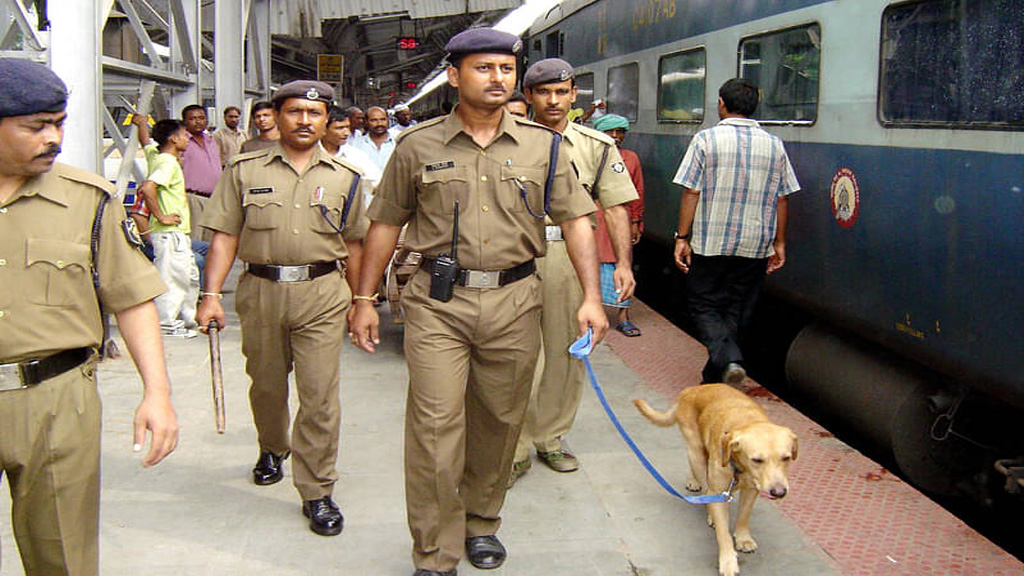 रेल यात्रियों का गायब मोबाइल फोन ढूंढ़ निकालेगा रेलवे सुरक्षा बल, दूरसंचार विभाग से मिलाया हाथ रेल यात्रियों का गायब मोबाइल फोन ढूंढ़ निकालेगा रेलवे सुरक्षा बल, दूरसंचार विभाग से मिलाया हाथ