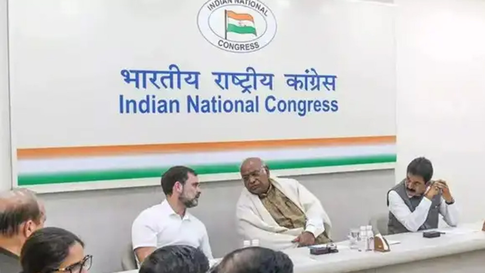 कांग्रेस के अहमदाबाद अधिवेशन के बाद संगठन में बड़े बदलाव तय, 50% से अधिक जिलाध्यक्ष बदलेंगे कांग्रेस के अहमदाबाद अधिवेशन के बाद संगठन में बड़े बदलाव तय, 50% से अधिक जिलाध्यक्ष बदलेंगे