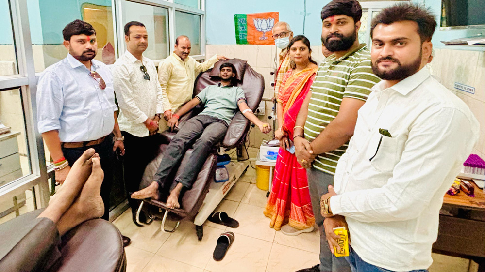 स्थापना दिवस पखवाड़े के दौरान कार्यकर्ताओं ने किया रक्तदान स्थापना दिवस पखवाड़े के दौरान कार्यकर्ताओं ने किया रक्तदान