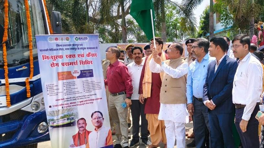 मुख्यमंत्री श्री विष्णुदेव साय ने कैंसर डिटेक्शन वैन को हरी झंडी दिखाकर किया रवाना