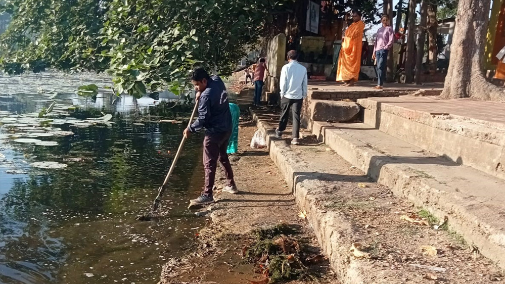 बिजुरी के भवनिया तालाब तथा देवी तालाब की श्रमदान से की गई साफ सफाई बिजुरी के भवनिया तालाब तथा देवी तालाब की श्रमदान से की गई साफ सफाई