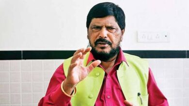 केंद्रीय मंत्री रामदास आठवले ने कड़ी प्रतिक्रिया देते हुए पाकिस्तान को कठोर संदेश देने की आवश्यकता जताई